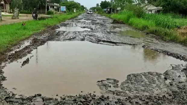 Sejak 10 Tahun Lalu, Jalan Lintas Rumbia-Gaya Baru Lampung Rusak 20 Km