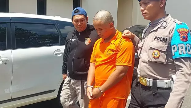 Pelaku pembunuhan anak kandung di Pati digelandang aparat Polresta Pati, Rabu 3 Mei 2023.