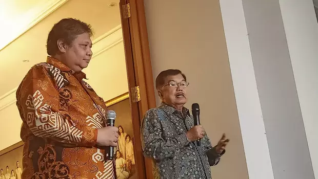 Ketua Umum Partai Golkar Airlangga Hartarto bersama Jusuf Kalla memberi keterangan pers usai melakukan pertemuan di kawasan Kebayoran Baru, Jakarta Selatan, Kamis 4 Mei 2023.