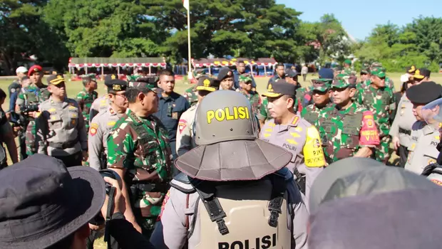 Kapolri bersama Panglima TNI meninjau kesiapan personel yang akan bertugas mengamankan pelaksanaan KTT ASEAN di Labuan Bajo, Nusa Tenggara Timur, 9-11 Mei 2023.