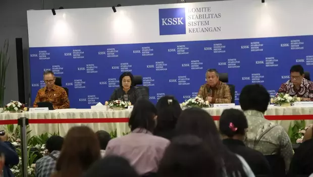 Menteri Keuangan Sri Mulyani Indrawati (kedua kiri) bersama Gubernur BI Perry Warjiyo (kedua kanan), Ketua Dewan Komisioner OJK Mahendra Siregar (kiri), dan Ketua Dewan Komisioner LPS Purbaya Yudhi Sadewa saat konfrensi pers hasil Rapat Berkala Komite Stabilitas Sistem Keuangan (KSSK) II Tahun 2023, di Jakarta, Senin, 8 Mei 2023.