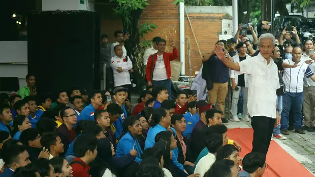 Calon presiden PDI Perjuangan sekaligus Gubenur Jawa Tengah Ganjar Pranowo (kanan), menyapa mahasiswa yang menghadiri Pameran Foto 25 Tahun Reformasi yang diadakan oleh Persatuan Nasional Aktivis 98 (Pena 98), di Graha Pena 98, Jakarta, Sabtu 13 Mei 2023.