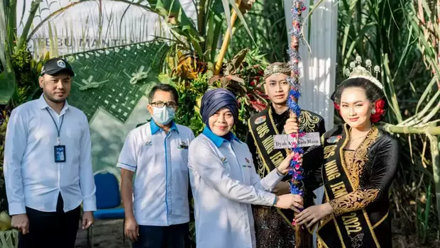 Prosesi Petik Tebu Manten menandai dimulainya kegiatan tebang tebu perdana di Kebun Mumbul PTPN XII di Jember, Jawa Timur, Selasa, 16 Mei 2023.