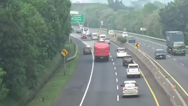 Arus kendaraan di ruas Tol Cipularang Purwakarta, pada hari libur kenaikan Isa Almasih, terpantau ramai cenderung padat, Kamis, 18 Mei 2023.