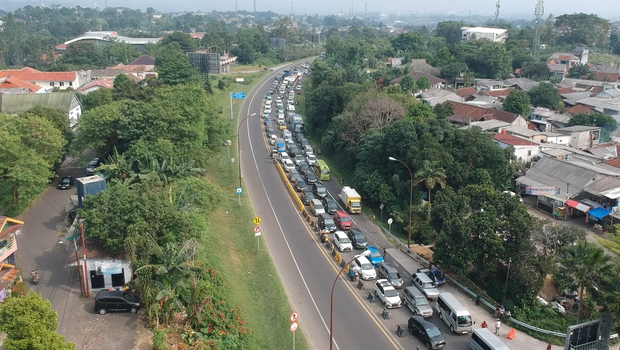 Kemacetan panjang arus wisatawan menuju Puncak, Bogor, Jawa Barat, Kamis 18 Mei 2023