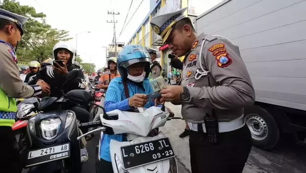 Suasana pemberlakuan tilang manual di Surabaya, Jumat, 19 Mei 2023.