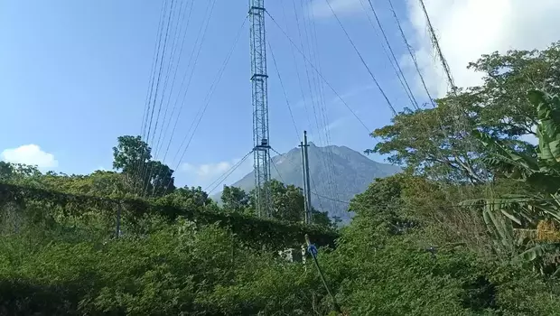 Kondisi menara <em>base transceiver station</em> (BTS) milik Badan Aksesibilitas Telekomunikasi dan Informatika (Bakti) Kementerian Komunikasi dan Informatika (Kominfo) yang tidak terawat di Dusun Natakoli, Desa Natakoli, Kecamatan Mapitara, Kabupaten Sikka, Nusa Tenggara Timur (NTT), Sabtu, 20 Mei 2023.