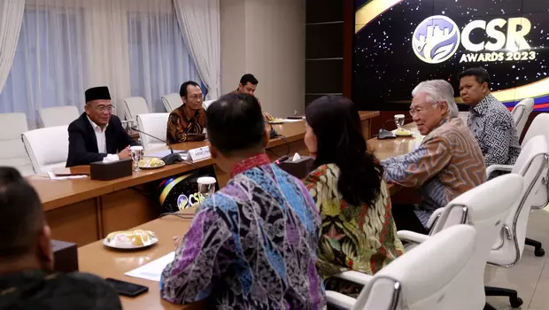 Menteri Koordinator bidang Pembangunan Manusia dan Kebudayaan (PMK) Muhadjir Effendy mendengarkan hasil penjurian saat pengajuan finalis tiga terbaik B Universe CSR Awards 2023, di Kantor Kemenko PMK Jakarta, Kamis, 25 Mei 2023.