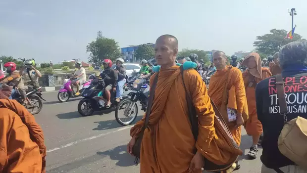 Masyarakat Sambut 32 biksu jalan kaki dari Thailand di Kota Semarang, Minggu, 28 Mei 2023.