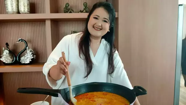 Seorang passionate homecook, Putri Habibie yang tengah memasak khas Gorontalo.