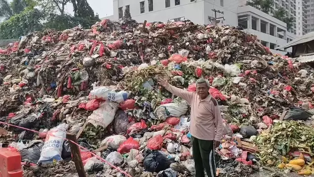 Pedagang Protes Sampah Menggunung di Pasar Kemiri Muka