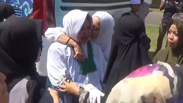 Isak tangis keluarga pecah saat melepas kepergian calon jemaah haji untuk menunaikan ibadah haji ke tanah suci, Kamis, 1 Juni 2023.