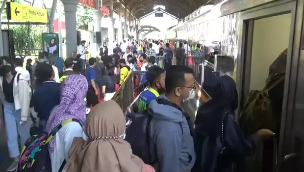 Suasana penumpang naik kereta api baru Argo Semeru di Stasiun Gubeng Surabaya, Jumat, 2 Juni 2023.