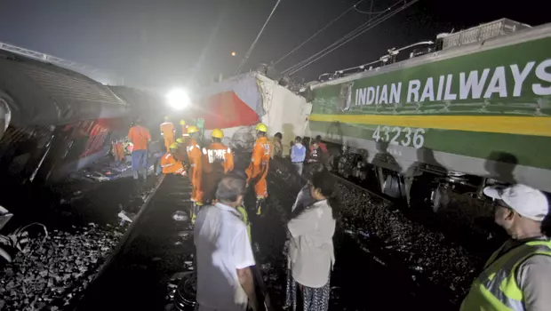 Kereta api yang mengalami kecelakaan di Distrik Balasore, Odisha, India, Sabtu, 3 Juni 2023. Sedikitnya 200 orang meninggal akibat kecelakaan tersebut.