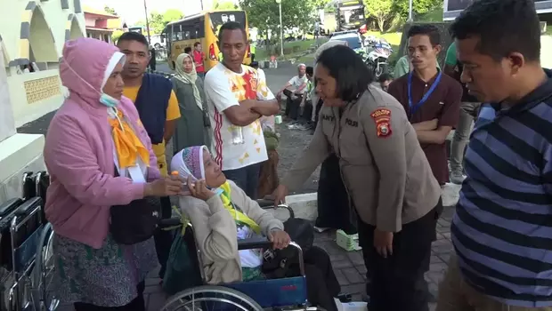 Calon jemaah haji lanjut usia (lansia) asal Maluku Utara yang menggunakan kursi roda, mulai diberangkatkan dari Asrama Haji Ternate, Sabtu, 3 Juni 2023.