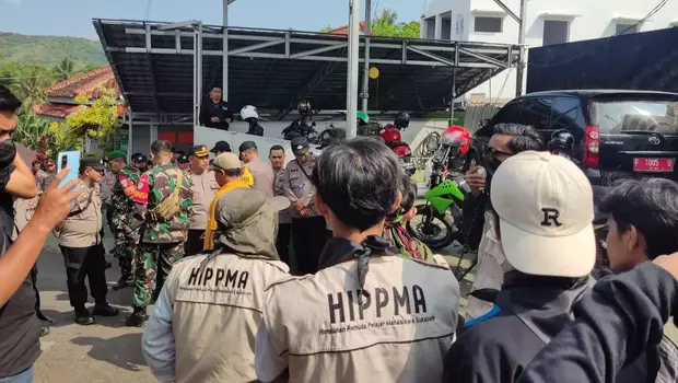 Puluhan mahasiswa yang tergabung dalam Himpunan Pelajar Mahasiswa (HIPPMA) Sukabumi, menggeruduk kantor Badan Pengawasan Pemilu (Bawaslu) Kabupaten Sukabumi, Jawa Barat, Senin, 5 Juni 2023.