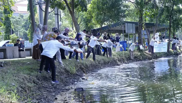 Pimpinan&nbsp; Institut Teknologi Sepuluh November (ITS) melakukan penuangan ecoenzim di Danau Delapan ITS dalam kegiatan ITS Eco Enzym 2023, Senin, 5 Juni 2023