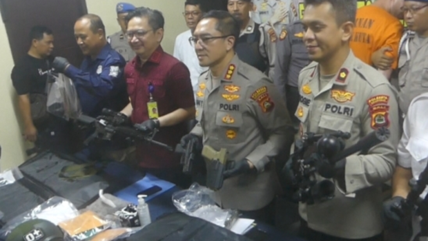 Wisatawan asing asal Australia ditangkap pihak kepolisian sektor Kuta kabupaten badung karena melakukan pencurian serta kepemilikan senjata airsoft gun.