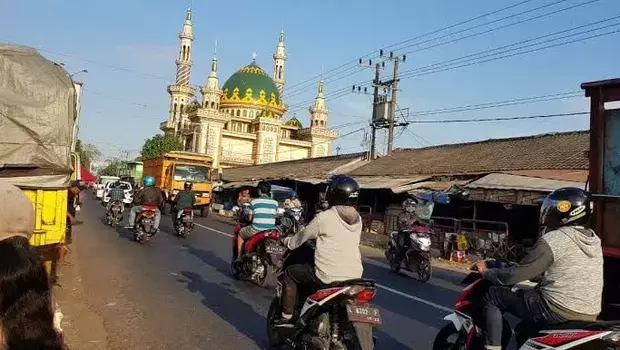 Masjid Al-Hasanah, ikon bangunan yang berdiri di pusat keramaian Kecamatan Tanah Merah, Kabupaten Bangkalan, Jawa Timur. 