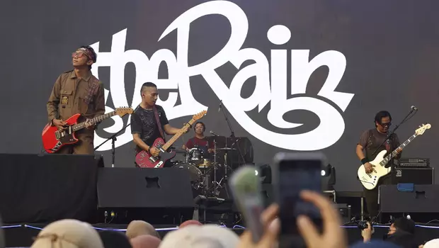 Grup Band The Rain, menjadi musisi kedua yang manggung di event Semesta Berpesta Bekasi hari pertama, Sabtu 10 Juni 2023. 