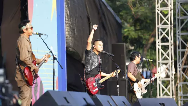 Grup Band The Rain, menjadi musisi kedua yang manggung di event Semesta Berpesta Bekasi hari pertama, Sabtu 10 Juni 2023.