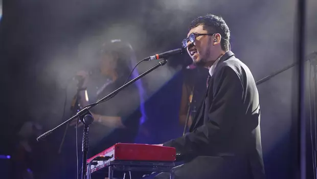 Suasana saat penyanyi Pamungkas tampil dalam festival musik Semesta Berpesta di Parking Ground Summarecon Mall, Bekasi, Sabtu (10/6/2023) malam WIB.