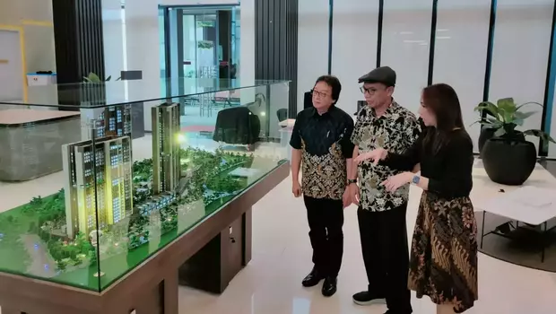 Kristien Andriani Wibowo, general manager Elevee Condominium by Alam Sutera (kiri) bersama Alvin Andronicus, chief marketing officer Elevee Condominium by Alam Sutera (tengah), dan pengamat perkotaan Yayat Supriatna (kanan) di Marketing Gallery Elevee Condominium, Tangerang Selatan, Senin 12 Juni 2023.