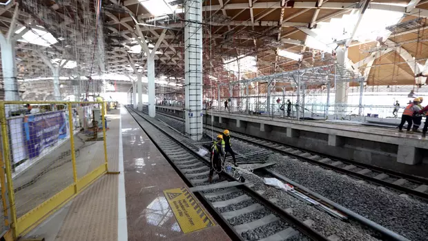 Sejumlah pekerja ngebut menyelesaikan pembangunan stasiun KCIC Halim, di Jakarta, Rabu, 14 Juni 2023.
