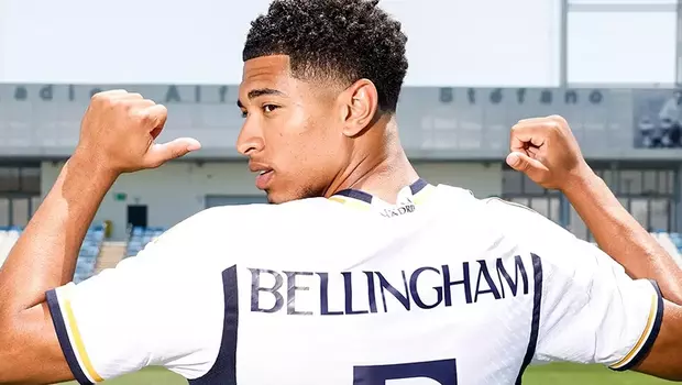 Jude Bellingham mengenakan kostum Real Madrid.