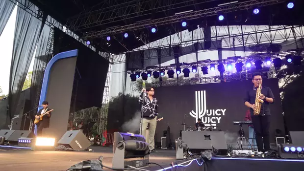 Penampilan Juicy Luicy dalam Festival Semesta Berpesta hari kedua, di lapangan PPI Pussenif, Kota Bandung, Minggu, 18 Juni 2023.