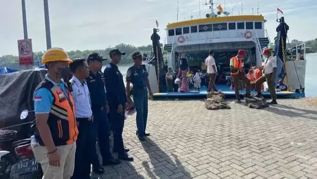 Warga Madura mulai padati pelabuhan Kalianget di Kabupaten Sumenep untuk mudik ke kampung halaman, Sabtu, 24 Juni 2023. Mudik di momen Iduladha bagi warga Madura juga memiliki istilah lain yakni Tradisi Toron.