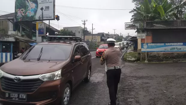 Arus kendaraan di wilayah Subang Selatan menuju kawasan wisata Sariater terpantau ramai lancar, Minggu, 2 Juli 2023.