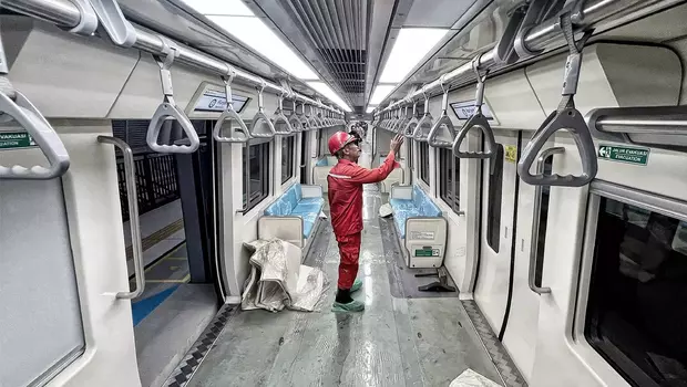 Petugas mengecek kesiapan salah satu gerbong kereta saat uji coba Lintas Rel Terpadu (LRT), Jakarta, Kamis 6 Juli 2023.