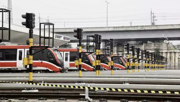 Sejumlah rangkaian gerbong kereta Lintas Rel Terpadu (LRT) Jabodebek terpakir di Depo LRT Jatimulya, Bekasi, Jawa Barat, Kamis 6 Juli 2023.