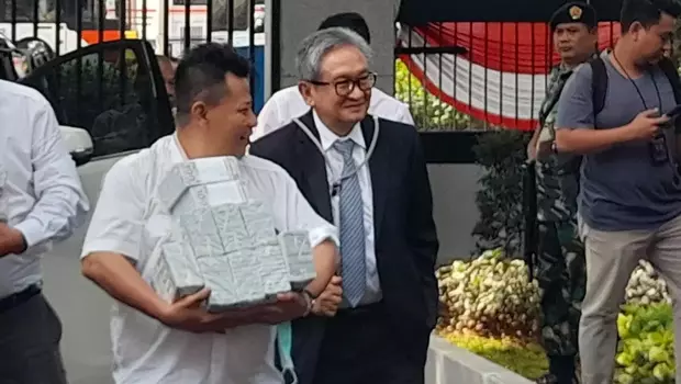 Maqdir Ismail pengacara dari Irwan Hermawan, terdakwa perkara korupsi BTS Bakti Kominfo, membawa uang tunai bernilai US$ 1,8 juta atau setara Rp 27 miliar ke Kejaksaan Agung, Kamis, 13 Juli 2023.&nbsp;