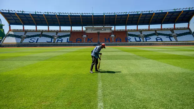 Pekerja melakukan perawatan Stadion Si Jalak Harupat, Kutawaringin, Kabupaten Bandung, Jawa Barat, Selasa, 18 Juli 2023.