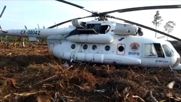 Helikopter milik Badan Nasional Penanggulangan Bencana (BNPB) Pusat mengalami masalah saat melintas di Kelurahan Mendawai Sebrang, Kecamatan Arut Selatan, Kilometer 8, Kabupaten Kotawaringin Barat, Kalimantan Tengah pada Rabu sore, 26 Juli 2023.