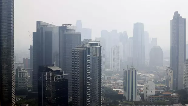 Suasana gedung bertingkat tertutup kabut polusi udara di Jakarta, Jumat 11 Agustus 2023. Kualitas udara Jakarta nomor dua terburuk di dunia pagi ini, Jumat, 11 Agustus 2023 per pukul 06.00 WIB berdasarkan pantauan situs IQAir. Indeks Kualitas Udara (AQI) Jakarta tercatat 176 poin atau masuk kategori tidak sehat dengan konsentrasi polutan utama PM2.5 sebesar 103 mikrogram per meter kubik.