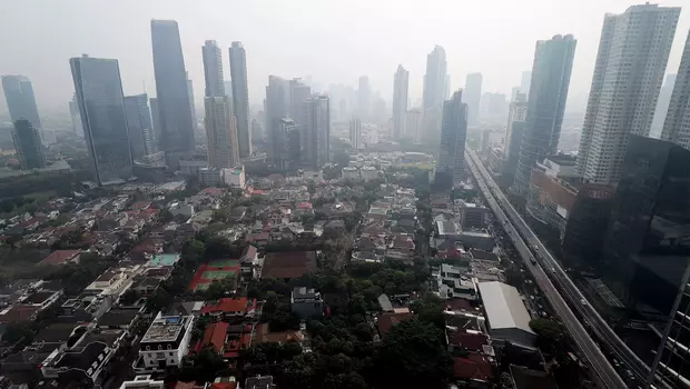 Suasana gedung bertingkat tertutup kabut polusi udara di Jakarta, Jumat 11 Agustus 2023. Kualitas udara Jakarta nomor dua terburuk di dunia pagi ini, Jumat, 11 Agustus 2023 per pukul 06.00 WIB berdasarkan pantauan situs IQAir. Indeks Kualitas Udara (AQI) Jakarta tercatat 176 poin atau masuk kategori tidak sehat dengan konsentrasi polutan utama PM2.5 sebesar 103 mikrogram per meter kubik.