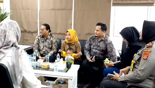 Pasangan M Tabrani dan Siti Mauliah (tengah) saat melapor ke unit PPA Polres Bogor terkait dugaan bayi tertukar.