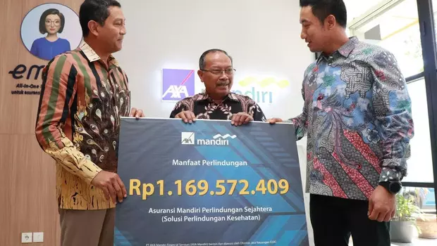 AXA Mandiri menyerahkan secara simbolis manfaat Asuransi Mandiri Perlindungan Sejahtera - Solusi Perlindungan Kesehatan sebesar Rp1 miliar lebih ke Dana Sudjana ahli waris dari nasabah Etty Harliaty.&nbsp;