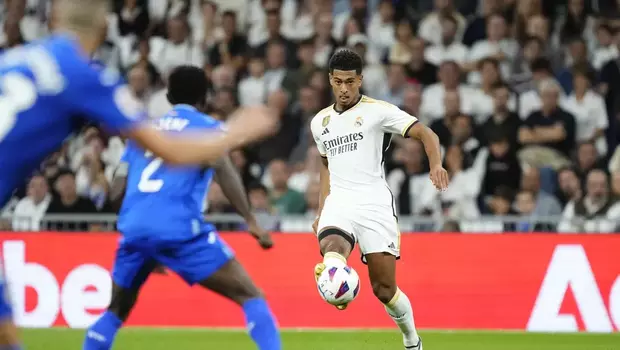 Penyerang Real Madrid, Jude Bellingham (kanan), beraksi saat melawan Getafe.