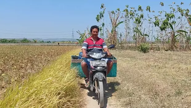 Warga menghadapi jalan yang sulit saat membawa galon air melalui jalan ekstrem di Desa Sugihmanik, Kecamatan Tanggungharjo, Kabupaten Grobogan, Minggu, 10 September 2023.