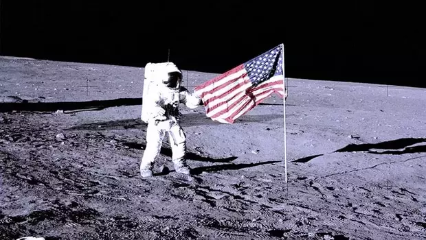 Astronot Apollo 11 menancapkan bendera di bulan pada 20 Juli 1969