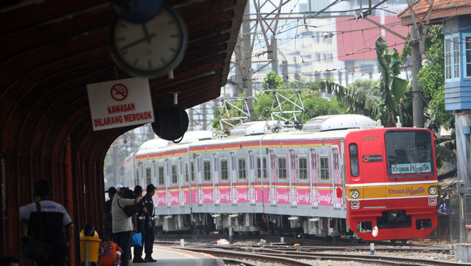 Rangkaian KRL khusus perempuan saat memasuki Stasuin Pasar Senen, Jakarta. FOTO: Yudhi Sukma Wijaya/ JAKARTA GLOBE