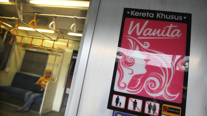 Penumpang duduk di dalam gerbong KRL khusus perempuan yang berhenti di Stasiun Pasar Senen, Jakarta. FOTO: Yudhi Sukma Wijaya/ JAKARTA GLOBE