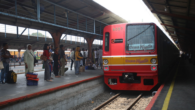 Rangkaian KRL khusus perempuan saat memasuki Stasuin Pasar Senen, Jakarta. FOTO: Yudhi Sukma Wijaya/ JAKARTA GLOBE
