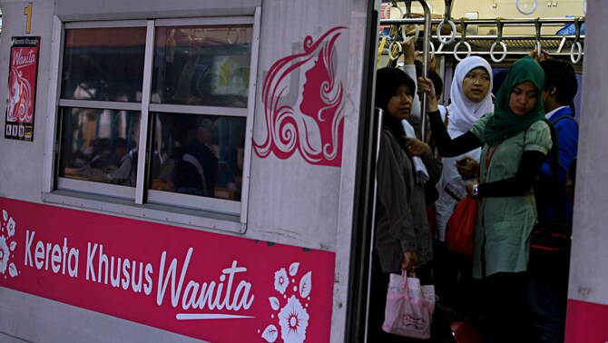Calon penumpang berdiri disamping  rangkaian KRL khusus perempuan yang berhenti di Stasiun Pasar, Senen, Jakarta. FOTO: Yudhi Sukma Wijaya / JAKARTA GLOBE