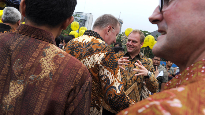 Sejumlah pimpinan PT Indosat TBK berkumpul di luar kantor untuk merayakan Hari Batik Nasional. FOTO:  AFP PHOTO / ROMEO GACAD