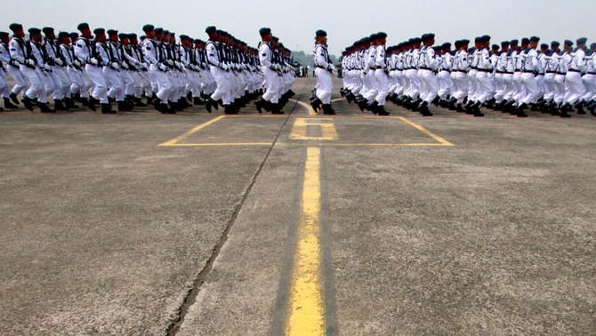Sejumlah prajurit TNI melakukan defile pada acara gladi bersih upacara peringatan ke-67 Hari Jadi TNI tahun 2012 di Bandara Halim Perdanakusuma, Jakarta. FOTO: Ruht Semiono/ SUARA PEMBARUAN